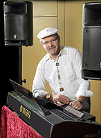 Mark Schapo spielt seine Wersi virtuos